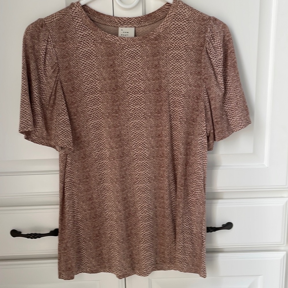 Excellent condition silky rayon/spandex top with subtly gathered sleeves size XS